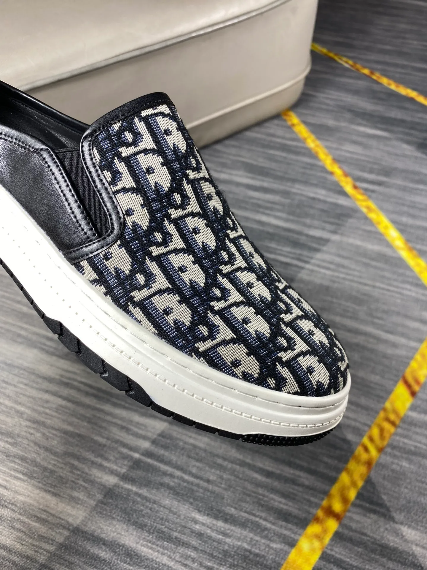 P380 Dior men's casual half-drag👞. Handsome and versatile low-top shoes, with exquisite branded jacquard fabric for the upper, sheepskin lining for the feet, 🌺🌺perfect shoe last, 🌲🌲fashionable and handsome, comfortable on the feet, 🚗🚗wear-resistant and non-slip rubber outsole. Code number: 38-44. 45 is custom-made and cannot be returned or exchanged